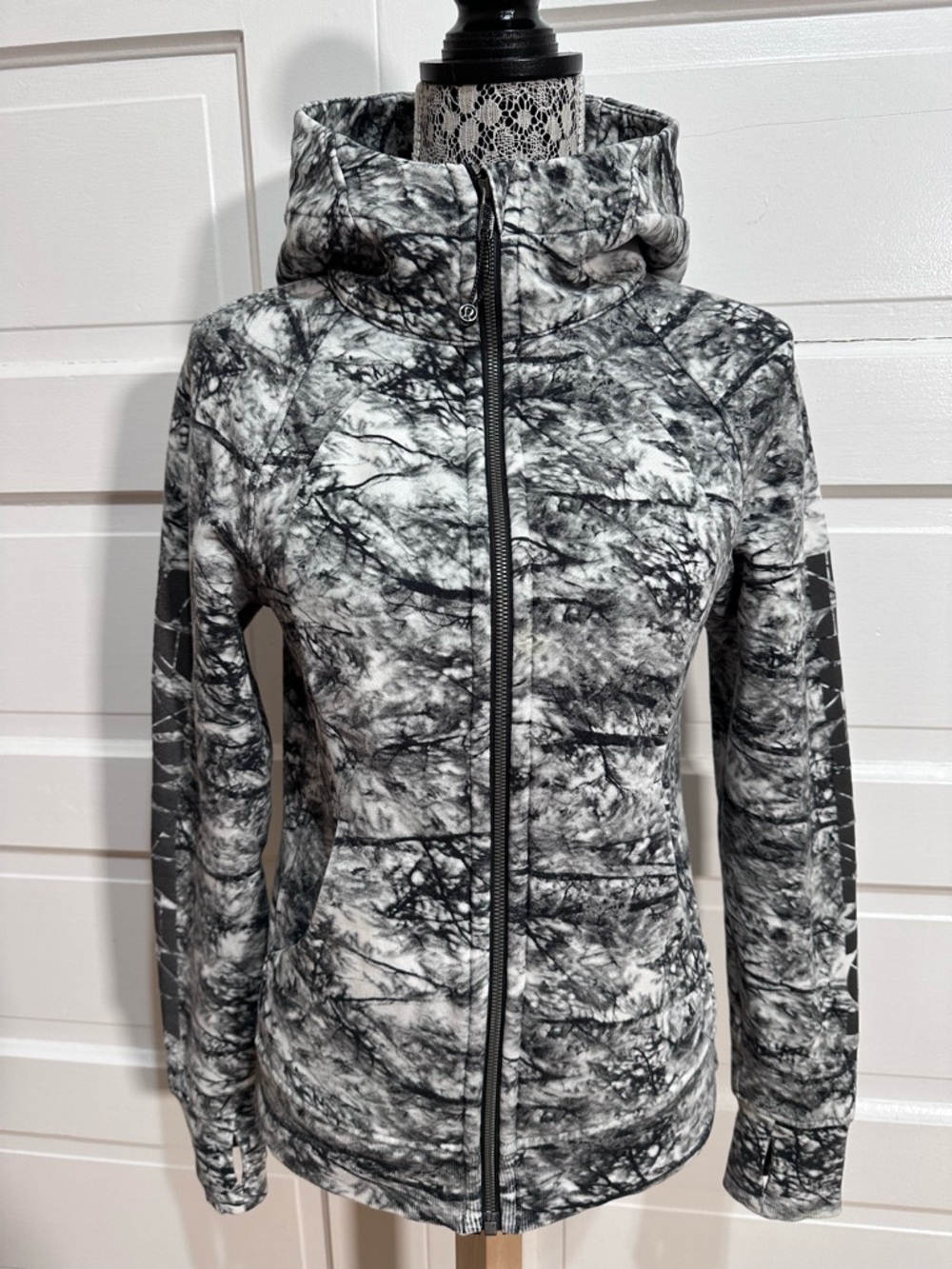 Lululemon Scuba Hoodie Light Cotton Fleece Size 6 SeaWheeze Black White $128